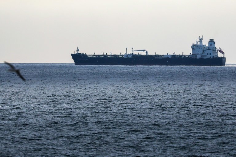 Navios-tanque navegam no Golfo perto do Estreito de Ormuz