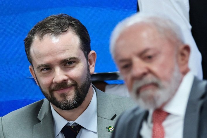 Dario Durigan e Lula em cerimônia em Brasília em janeiro de 2026