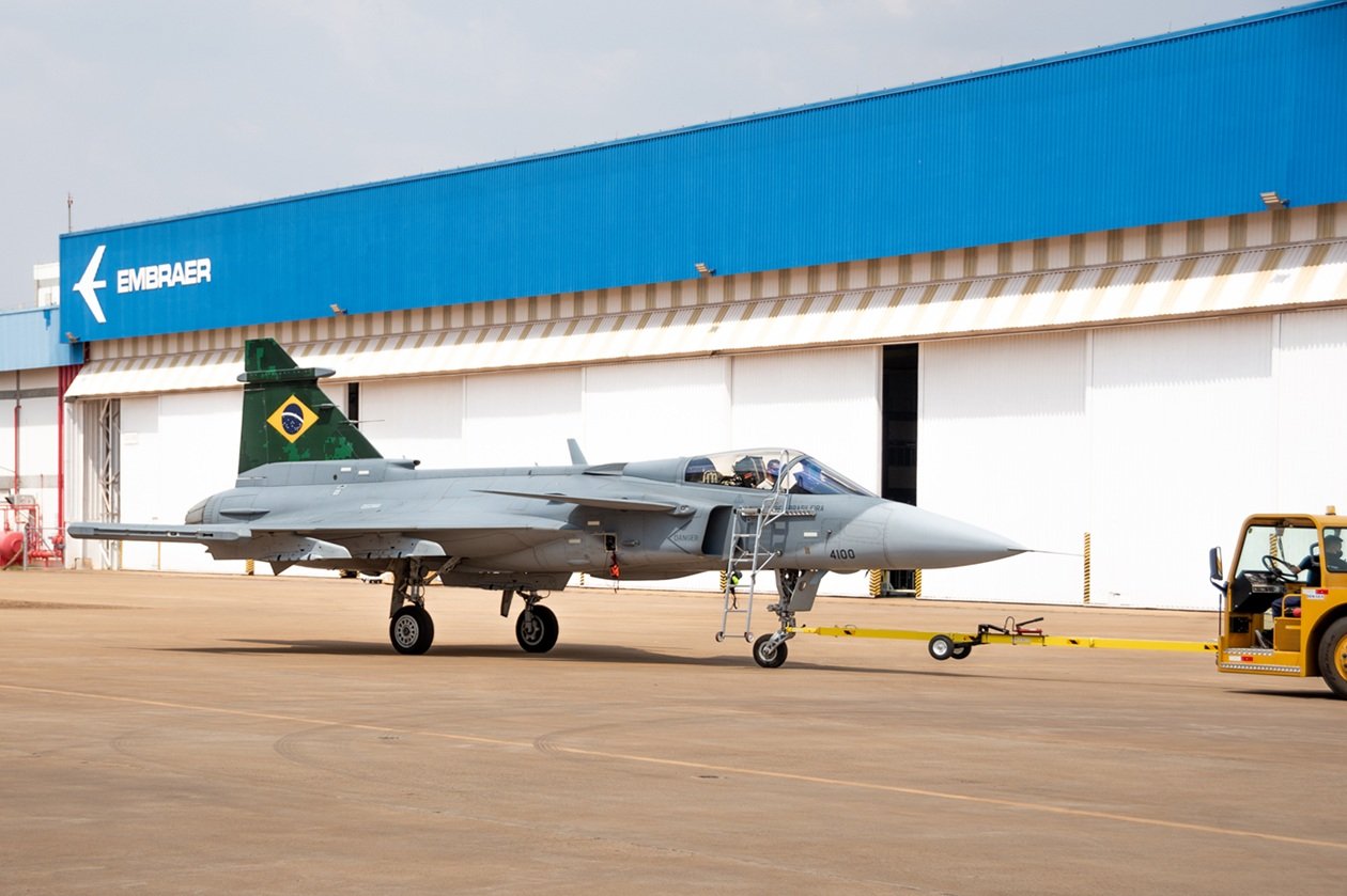 Já existem 12 unidades do F39E Gripen em solo brasileiro, sendo 11 importadas da Suécia e 1 produzida e montada no Brasil; Embraer; Saab