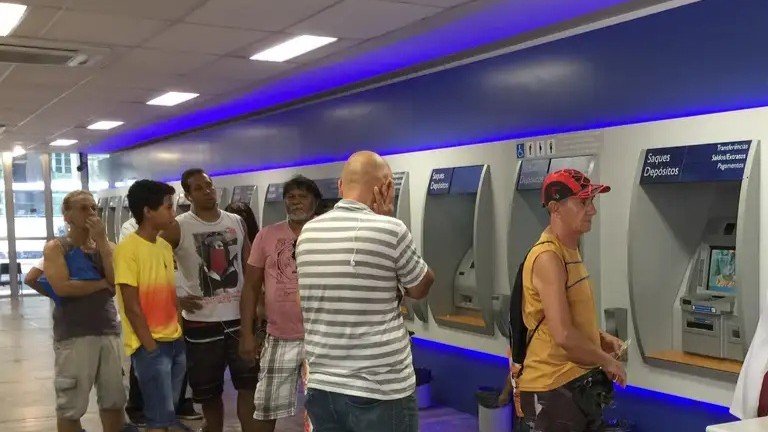 Caixas eletrônicos; bancos