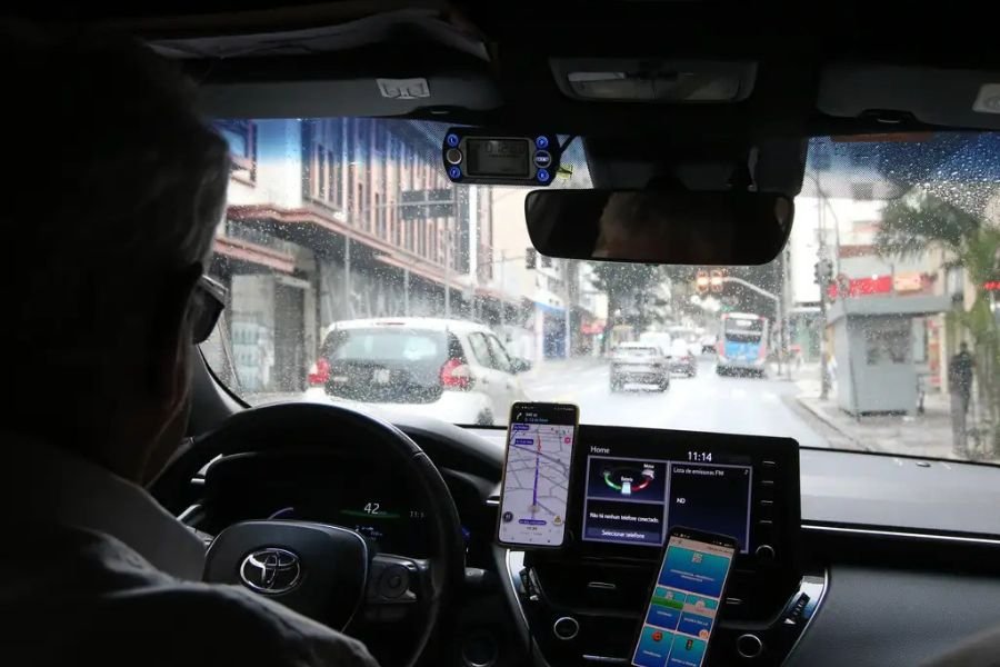 Escala 6 x 1? Motoristas de aplicativo trabalham até 60h por semana; veja média em capitais