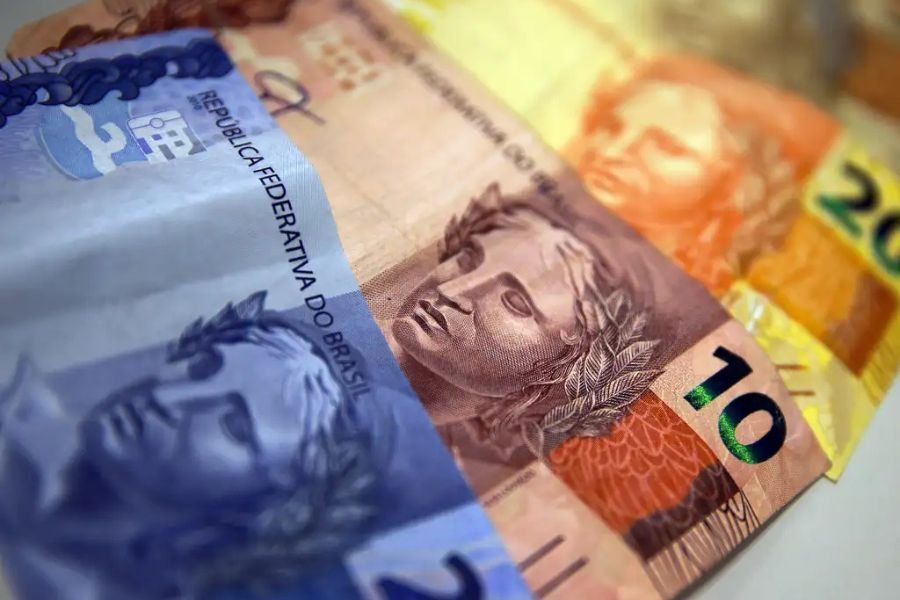 Quase metade dos brasileiros endividados ganha até 1 salário mínimo