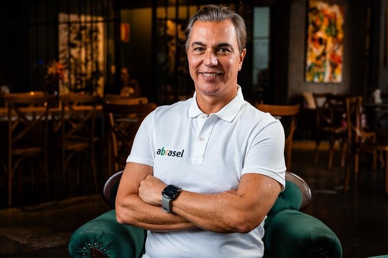 Fim da escala 6×1 prejudica pequeno negócio e não se resolve com canetada, diz presidente da Abrasel