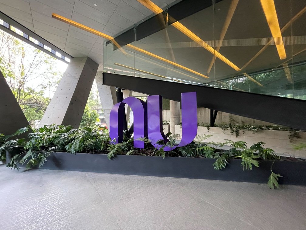 Nubank no México suspende saques em dinheiro em lojas Oxxo