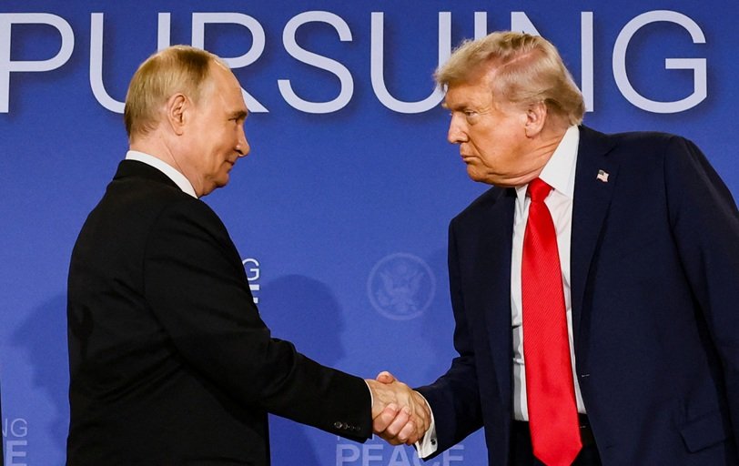 Presidentes da Rússia, Vladimir Putin, e dos EUA, Donald Trump, cumprimentam-se durante reunião no Alasca 15/08/2025