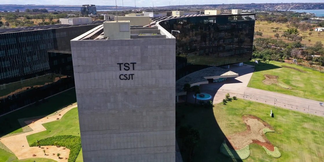 TST manda dono de farmácia indenizar empregado que ouvia ‘Faz o L e pede ao Lula’
