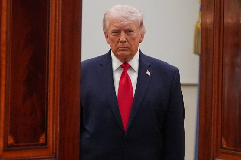 Presidente Donald Trump chega do Salão Azul para discursar sobre a guerra com o Irã no Salão Cruzado da Casa Branca, na quarta-feira, 1º de abril de 2026, em Washington.; orçamento