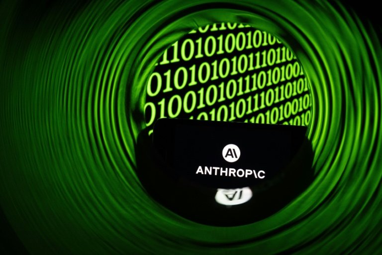 Cérebro cibernético em tons de azul e roxo representando inteligência artificial, conectado a uma rede de segurança digital. O cérebro simboliza o modelo Mythos AI e o ambiente cibernético ao redor, os riscos de segurança.