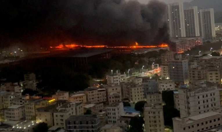 Incêndio atinge edifício-garagem da BYD na China