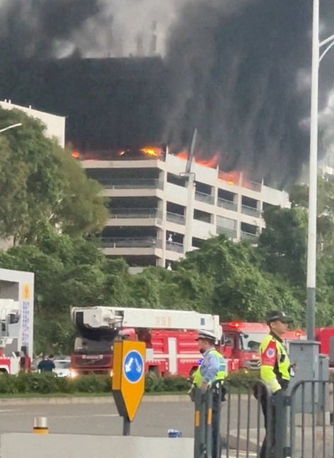 Incêndio atinge estacionamento de parque industrial da BYD, da China, em Shenzhen; não há vítimas
