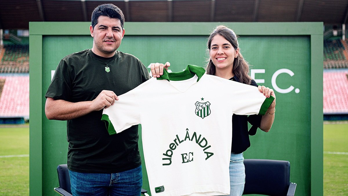 Nova camiseta do time de futebol Uberlândia após parceria com a empresa Uber