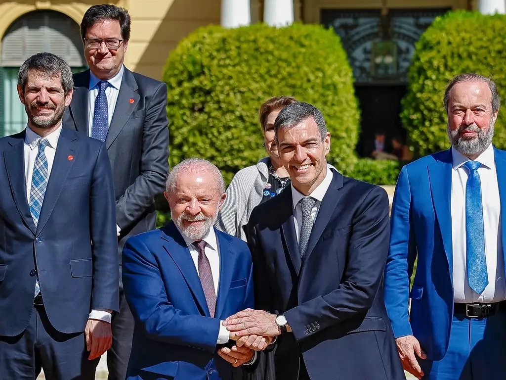 Brasil fará nova regulamentação das redes digitais em 2026, diz Lula