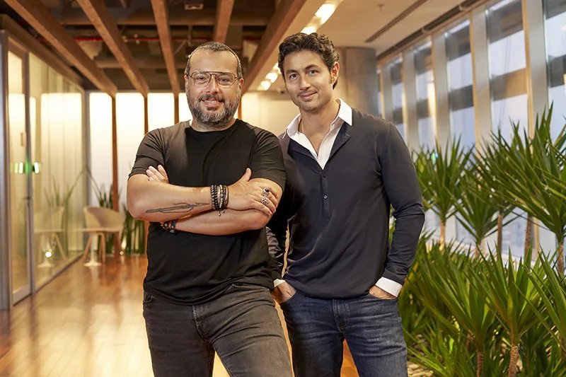Fernando Diniz e Benjamin Yung Jr. em 2021. Na época, ambos eram co-CEOs da DPZ