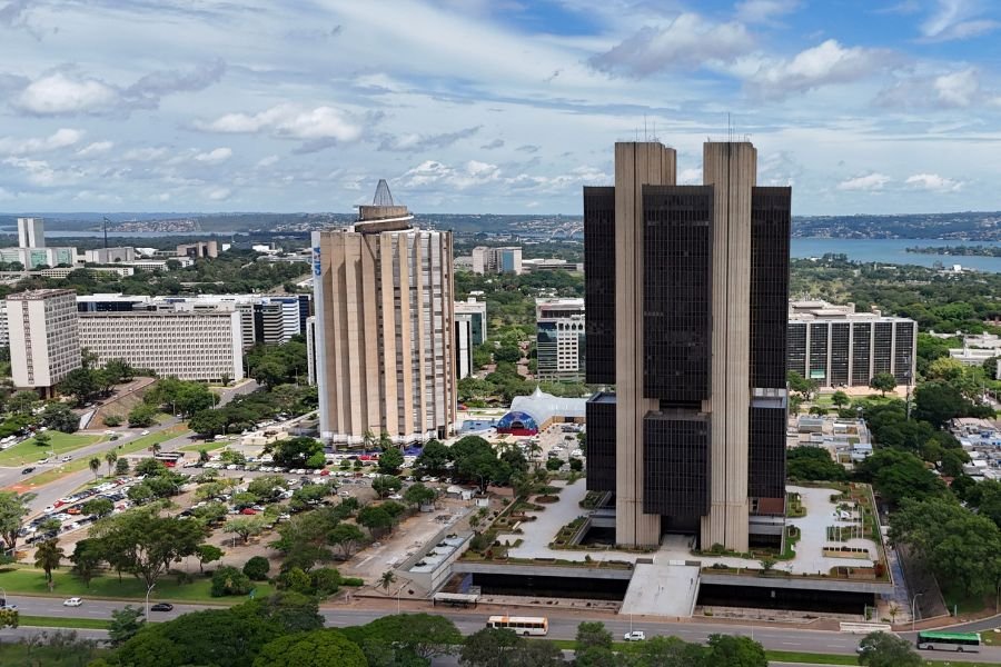 CMN aperta regra para bancos captarem recursos com garantia do FGC e ajusta norma de liquidez