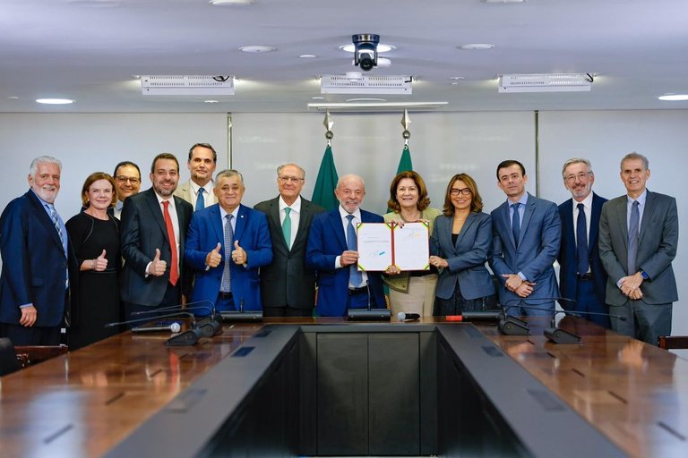 Presidente Lula assina MP para zerar a taxa das blusinhas