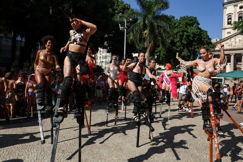 Bloco Mulheres Rodadas se apresenta no Largo do Machado, na zona sul do Rio de Janeiro. Carnaval reúne diferentes eventos que movimentam pessoas no país