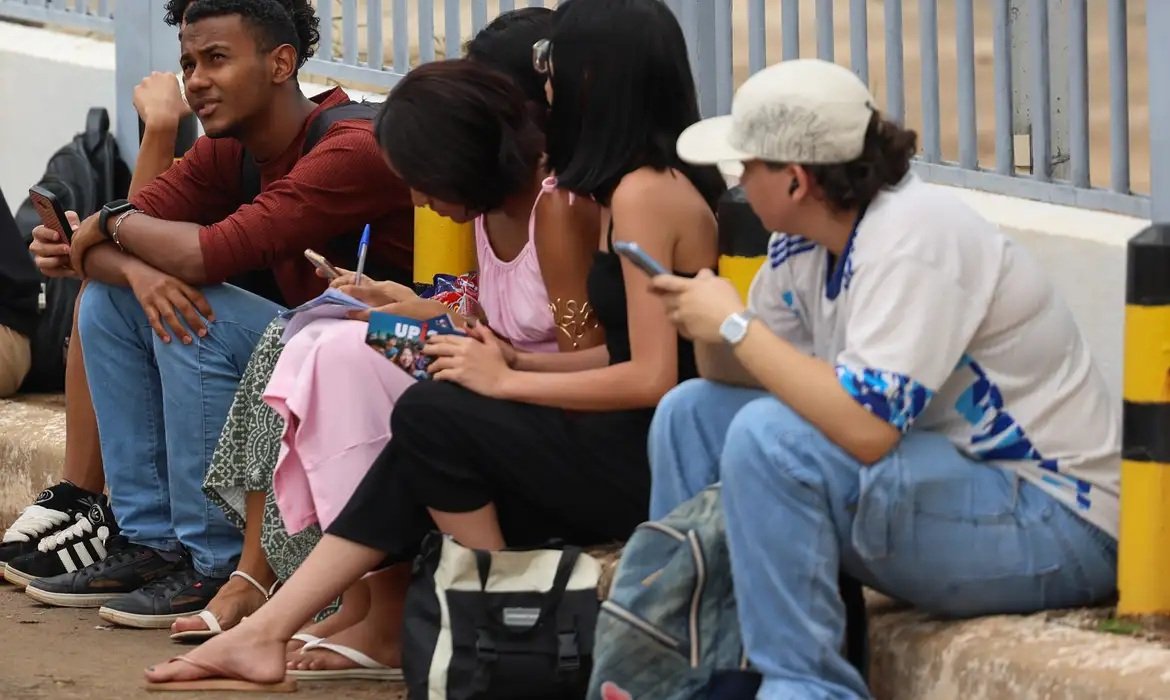 IBGE: taxa de analfabetismo no Brasil cai pela 1ª vez abaixo de 5%; veja números da educação