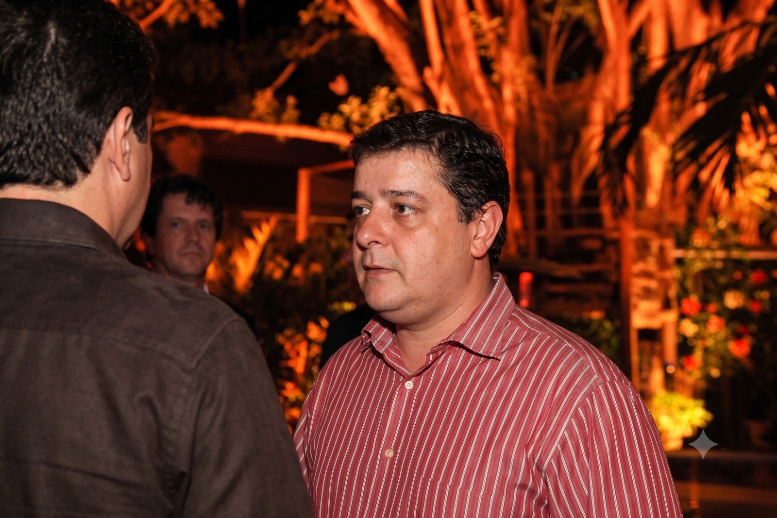 Fábio Luís Lula da Silva durante evento institucional. Lulinha. O empresário Fábio Luís Lula da Silva, vestindo terno e camisa social de tom claro, em registro fotográfico de perfil durante compromisso oficial. Lula: "nenhum privilégio" para Lulinha.