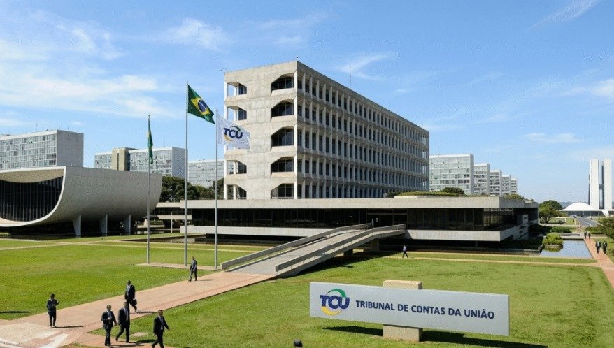 Documentos orçamentários, planilhas de controle fiscal e calculadora dispostos sobre uma mesa, simbolizando a auditoria e transparência em emendas parlamentares. TCU. Pente-fino do TCU expõe irregularidades em 82% das Emendas Pix