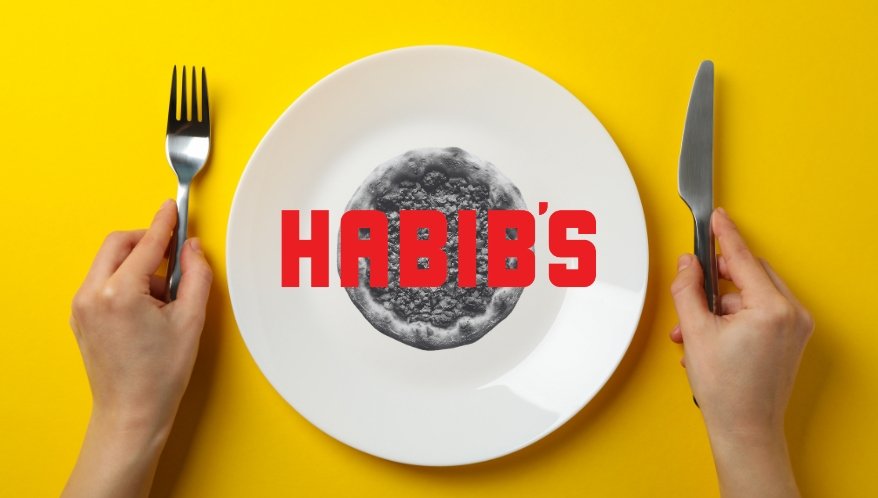 Uma pessoa segurando garfo e faca ao lado de um prato branco vazio contendo no centro uma esfiha em tom cinza e o logotipo da rede Habib's escrito em vermelho, sob um fundo amarelo vibrante. habibs