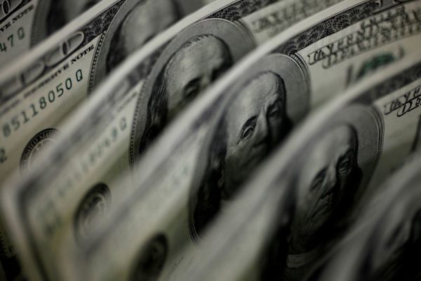 Dólar abre em queda ante real, mas ainda atento a política doméstica