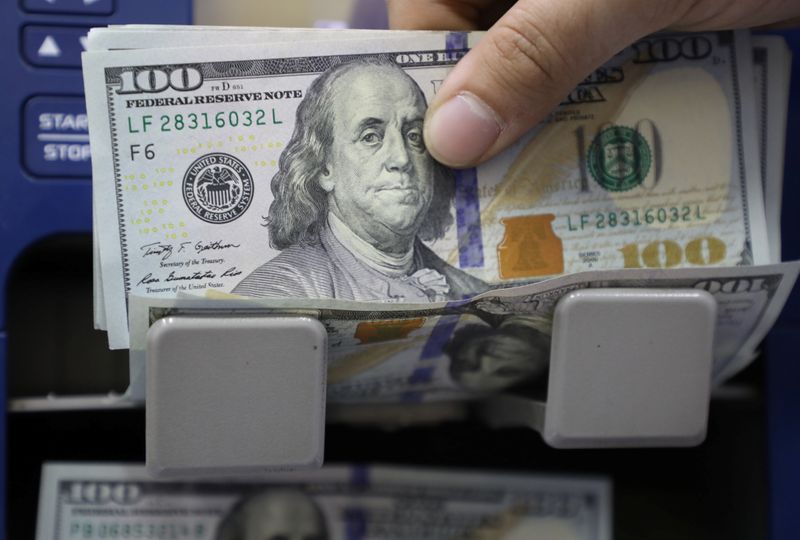 Dólar recua ante real conforme investidores monitoram política monetária e Brasília