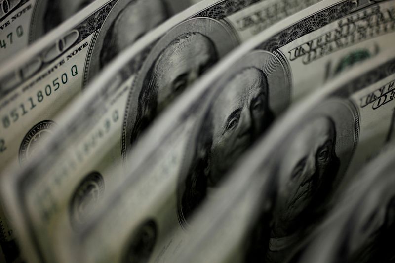 Dólar tem pouca alteração contra real antes de dados dos EUA
