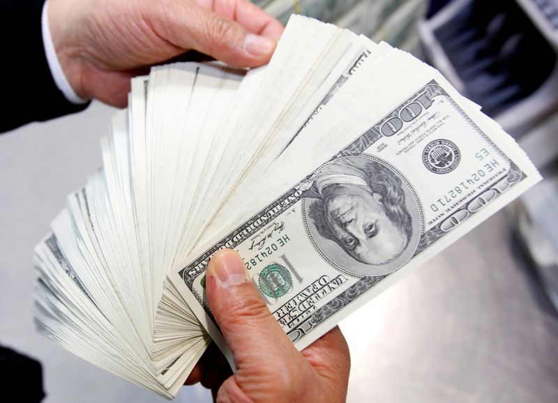 Um funcionário do banco Korea Exchange conta cédulas de cem dólares na sede da instituição em Seul