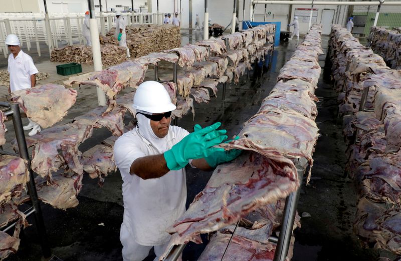 Trabalhadores em uma fábrica da JBS, maior produtora global de carne bovina