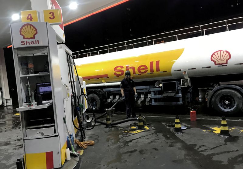 Caminhão de transporte de combustíveis em posto da Shell em São Paulo