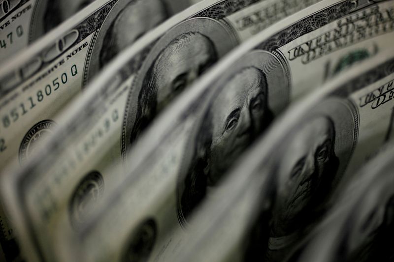 O dólar teve nesta quinta-feira a maior alta em quase seis semanas e fechou acima de 5 reais pela primeira vez em dez dias