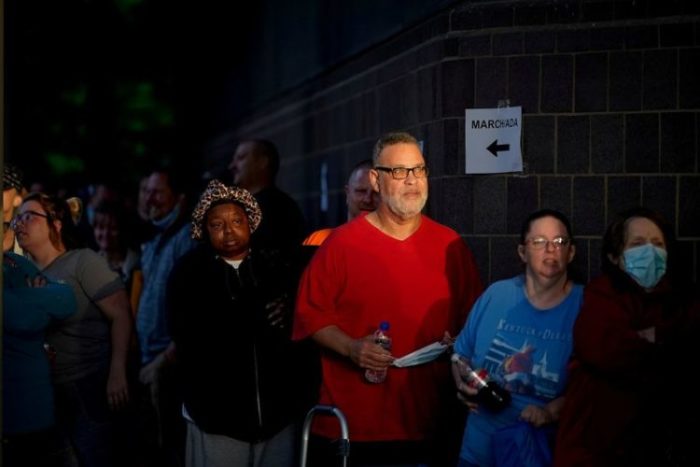 Pessoas fazem fila no Kentucky Career Center em busca de ajuda com seus pedidos de auxílio-desemprego