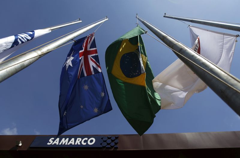 Bandeiras do Brasil e da Austrália em frente à entrada da sede da Samarco, joint venture entre Vale e BHP em Mariana (MG)
