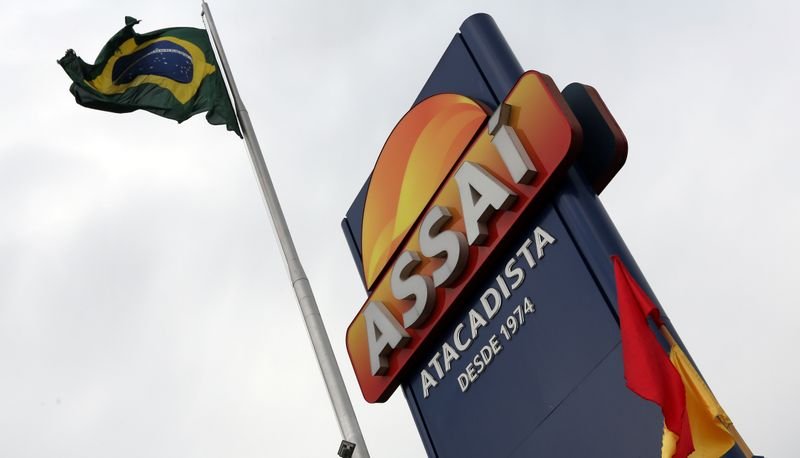 Placa do Assaí em frente a loja da marca, em São Paulo