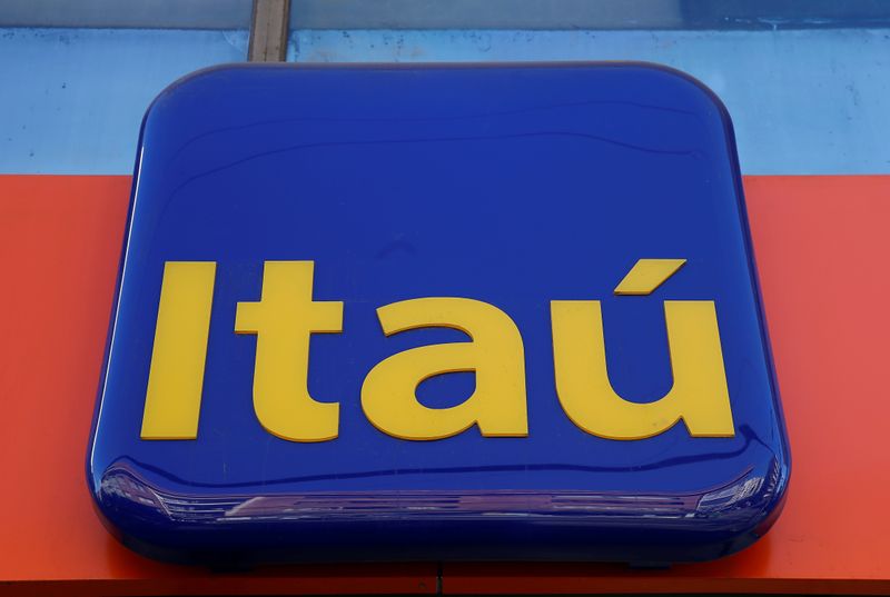 Logotipo do Itaú na fachada de agência do banco.