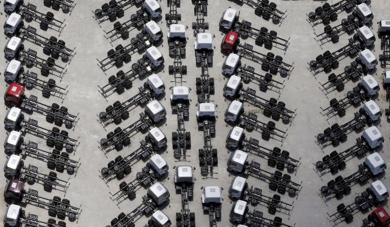 Caminhões recém-produzidos em estacionamento de fábrica em São Bernardo do Campo, SP ibc-br
