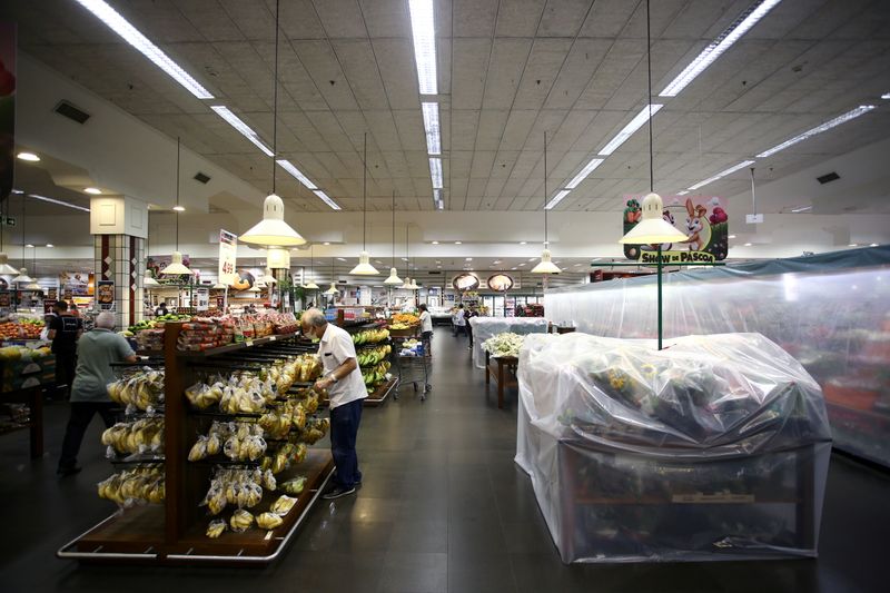 Consumidores fazem compras em supermercado de Porto Alegre em meio a disseminação da Covid-19