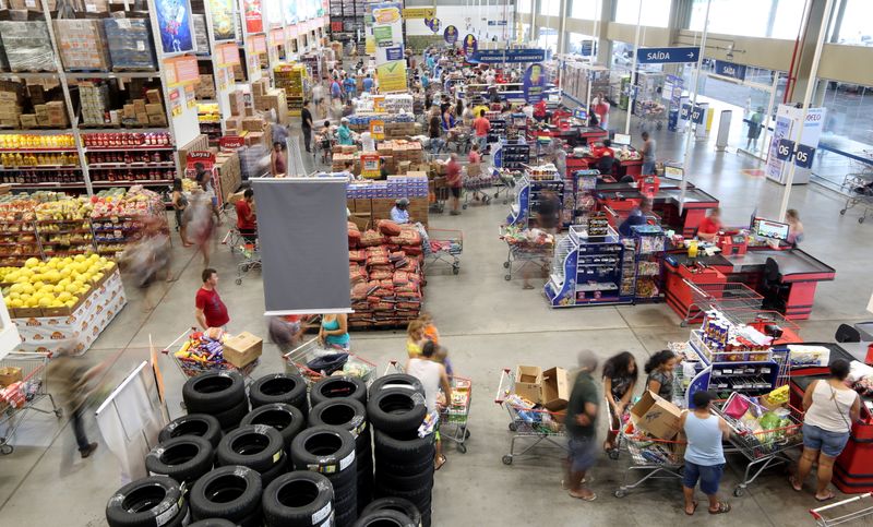 Consumidores fazem compras em supermercado em São Paulo