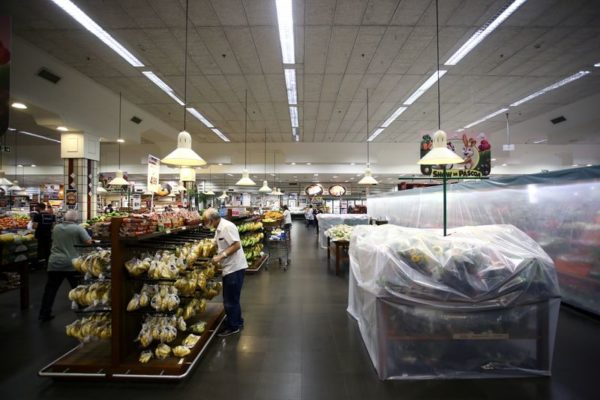 Consumidores fazem compras em supermercado de Porto Alegre