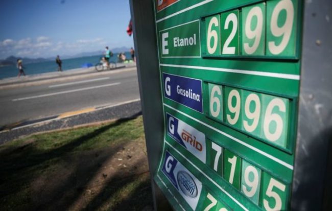 Preços de combustíveis em posto na praia de Copacabana