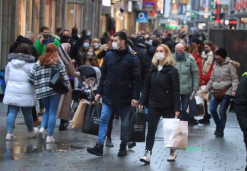 Consumidores usam máscara e lotam a principal rua comercial de Colônia, a Hohe Strasse (High Street) em Colônia, Alemanha, 12 de dezembro de 2020