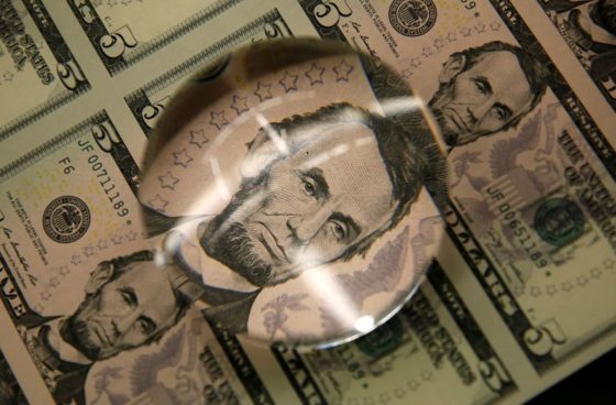 Dólar à vista cai 0,43%, a R$5,4262, nos primeiros negócios