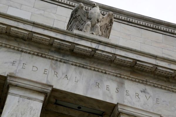 Águia em fachada do prédio do Federal Reserve em Washington, EUA