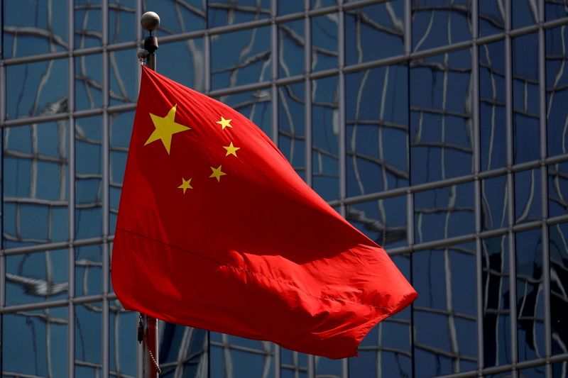 Bandeira da China é vista em frente a prédio de Pequim