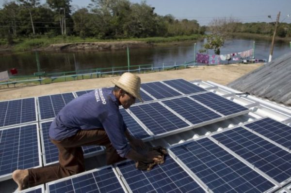 Placas solares instaladas em Vila Nova do Amanã (AM)