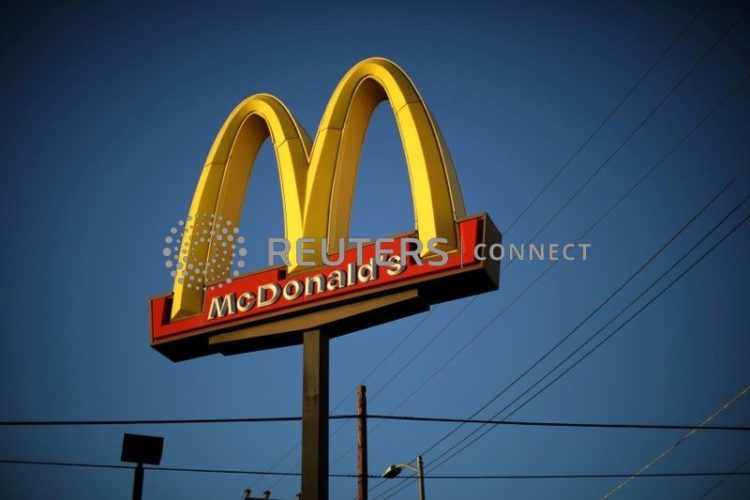 Logotipo de loja do McDonald's em Los Angeles. 24/10/2017