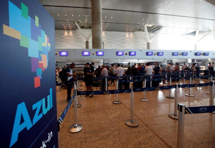 Passageiros aguardam em fila para check-in de voos da Azul, no aeroporto de Viracopos, Campinas