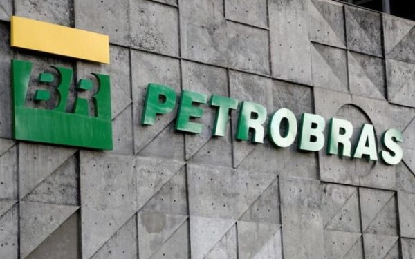 Logotipo da Petrobras no edifício sede da companhia, no Rio de Janeiro. 16/10/2019