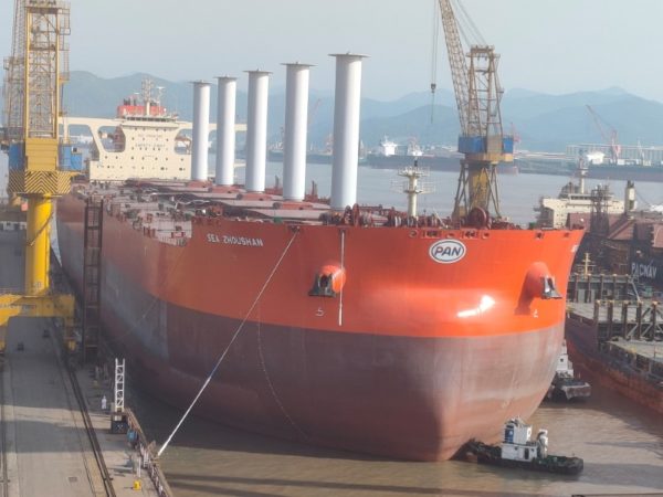 Primeiro navio mineraleiro do mundo equipado com velas rotativas em foto no porto de Zoushan, China