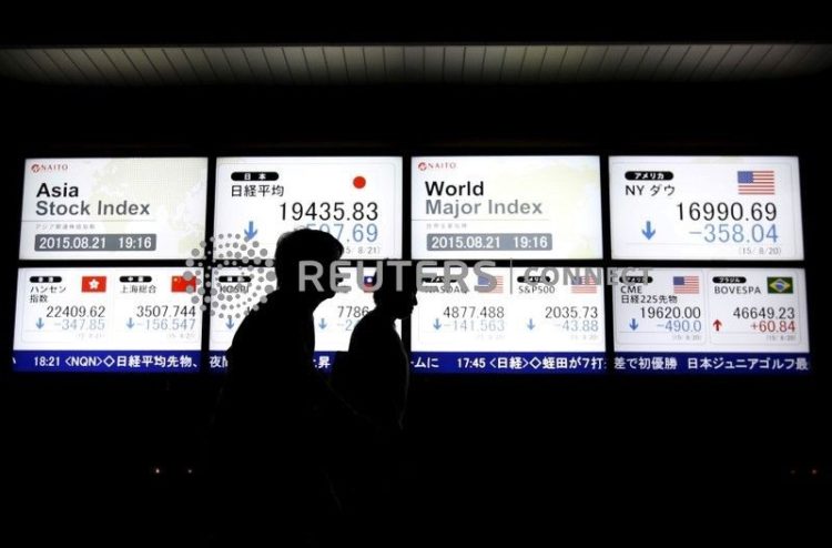 Telão mostra índices acionários da Ásia em Tóquio, Japão
